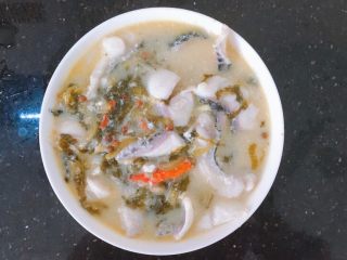 15、酸菜鱼,盛出碗中