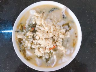 16、酸菜鱼,码上切好的蒜末