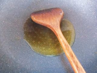 17、酸菜鱼,锅内倒入油大火烧开