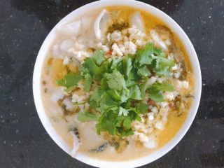 19、酸菜鱼,最后放上香菜点缀