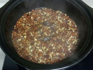 2、自制红豆沙,将花红豆加入水倒入砂锅中，大火煮开。