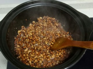 4、自制红豆沙,搅拌均匀。