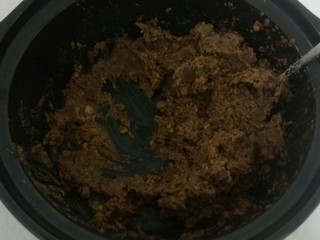 5、自制红豆沙,将豆沙倒入料理机中打成泥。