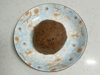 8、自制红豆沙,整形，盛入盘中。