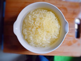2、紫薯红枣银耳汤（电饭煲版）,将银耳提前两个小时用温水泡发。