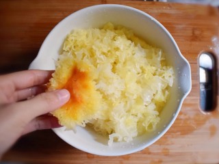 3、紫薯红枣银耳汤（电饭煲版）,将泡发的银耳去除黄色的根蒂。