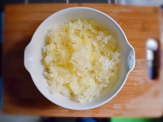 4、紫薯红枣银耳汤（电饭煲版）,将银耳冲洗干净，并用手撕成小碎片。