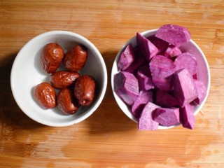 6、紫薯红枣银耳汤（电饭煲版）,期间，将红枣洗净，将紫薯去皮，切成小滚刀块。