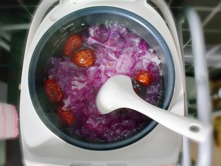 9、紫薯红枣银耳汤（电饭煲版）,后续每过半个小时，都打开电饭锅，用勺子将银耳汤搅拌均匀。