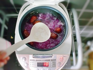 10、紫薯红枣银耳汤（电饭煲版）,最后还剩下10分钟时，加入适量的冰糖，搅拌均匀。