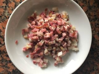 2、冯妈妈腊肉炫彩土豆泥,将腊肉切成小颗粒