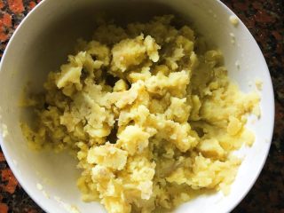 3、冯妈妈腊肉炫彩土豆泥,土豆煮熟按压成泥状