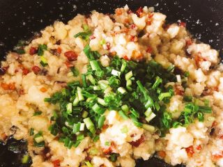 5、冯妈妈腊肉炫彩土豆泥,再倒入土豆泥，和腊肉一起翻炒、加入少许盐，最后放入切好的葱！