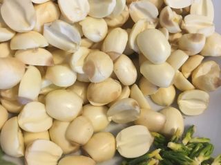 1、清肺养颜健脾和胃羹,鲜莲子去皮剔芯