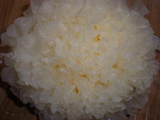 2、清肺养颜健脾和胃羹,白木耳泡发一小时，去根掰小朵备用