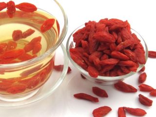 4、清肺养颜健脾和胃羹,枸杞子温水过滤后备用