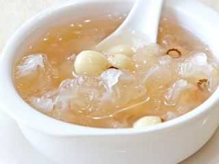 5、清肺养颜健脾和胃羹,银耳莲子百合砂锅炖软至胶原蛋白充分出来，放入冰糖适量装盘