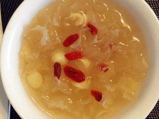 6、清肺养颜健脾和胃羹,放入枸杞。