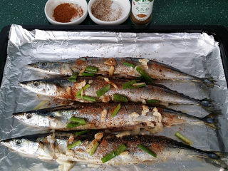 4、烤秋刀鱼,接着少撒些五香椒盐、辣椒面和孜然粉