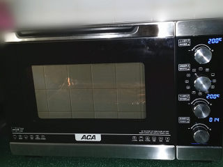 5、烤秋刀鱼,送入预热好的烤箱中层:上火火200度、烤25分钟