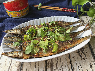 11、烤秋刀鱼,烤好的秋刀鱼:表面焦香咸辣