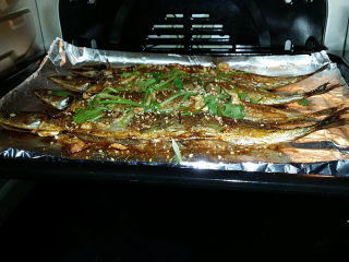 9、烤秋刀鱼,送至烤箱,再烤个3~5分钟烤出香味