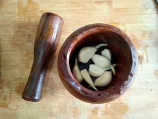 2、将军菜,蒜去蒂，放蒜臼里捣成蒜泥。
