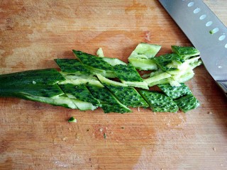 3、将军菜,黄瓜洗净拍扁，切菱形块。