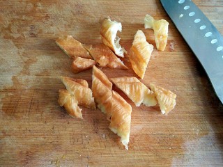 4、将军菜,油条切菱形块。