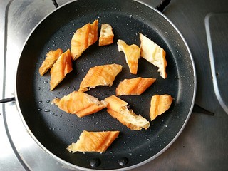 5、将军菜,如果油条不脆就放平底锅里焙一下使之变脆。