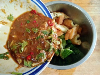 7、将军菜,将调好的汁料倒进油条和黄瓜中拌匀即可。