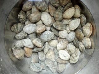 1、家烧花蛤,先来一张外形，大家看看就是这样的，表面很光滑有花纹。