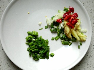 2、家烧花蛤,葱姜蒜改刀，姜切丝，葱留一些葱绿最后用