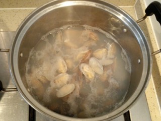 3、家烧花蛤,凉水下锅，放入花蛤，水开看花蛤都张开了立即关火，没张开的死的挑出不要（死的贝类有毒不能吃）