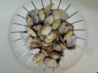 4、家烧花蛤,再用清水冲洗一下，充分洗净泥沙，沥干水份