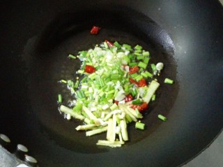 5、家烧花蛤,油锅烧热，下油，葱姜蒜、干辣椒煸炒出香味