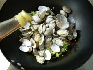 6、家烧花蛤,下花蛤，加入料酒