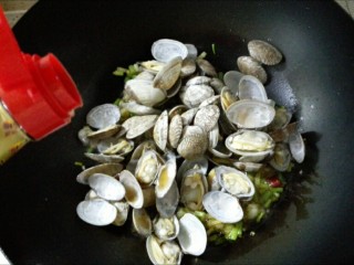 7、家烧花蛤,加生抽，大火翻炒