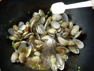 8、家烧花蛤,加盐，翻炒