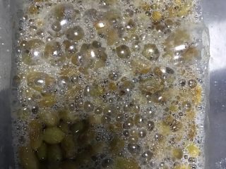 1、梦幻芝士软欧,制作葡萄液种：葡萄干洗净，放入水，糖密封72小时，室温25度左右