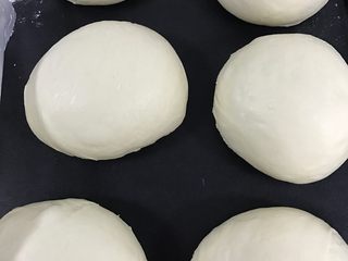 6、梦幻芝士软欧,分割面团150g一个，松弛20分钟盖保鲜膜