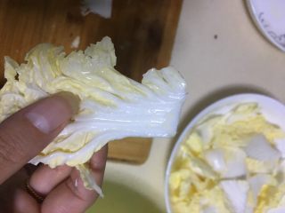 1、香辣娃娃菜,娃娃菜斜刀切片，斜刀是为了更好的入味