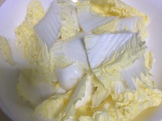 2、香辣娃娃菜,一个大叶片切5~6片就好，太小炒完就缩没了