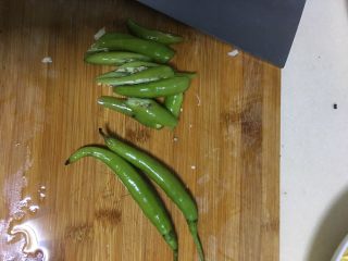 3、香辣娃娃菜,小辣椒切滚刀块，尽量切面大一些，这样更容易出辣味