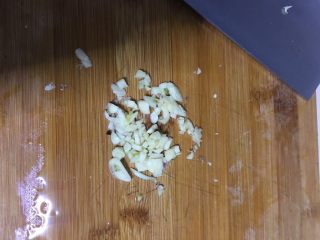 4、香辣娃娃菜,酸拍散切碎，不必切成沫。进锅容易糊掉