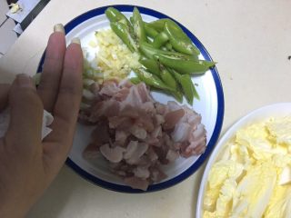 5、香辣娃娃菜,五花肉切约两毫米左右的薄片