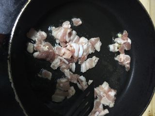 6、香辣娃娃菜,冷锅热油，先下五花肉翻炒