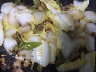 11、香辣娃娃菜,这样炒是为了让娃娃菜的多余水分最大程度流出，且这种状态的娃娃菜裹汤汁的效果最好