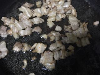 7、香辣娃娃菜,翻炒到两面泛黄，微微紧缩为止。这样的肉吃起来有嚼劲且不腻