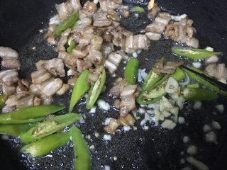 8、香辣娃娃菜,放一点五香粉，下蒜末辣椒继续翻炒至香味散出，辣椒表皮微皱